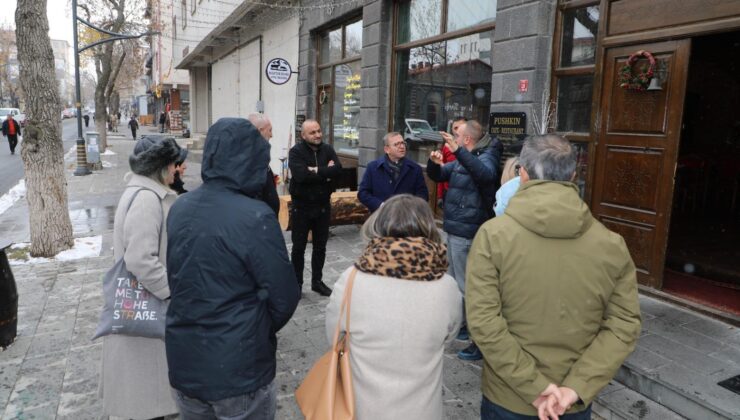 Kars Valisi Ziya Polat Tatil için Kars’ı seçen misafirlerle bir araya geldi