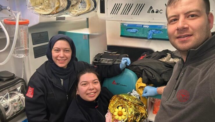 Çanakkale’de Ambulansta Mucize Doğum: Miadını Geçen Gebe Yolda Doğum Yaptı