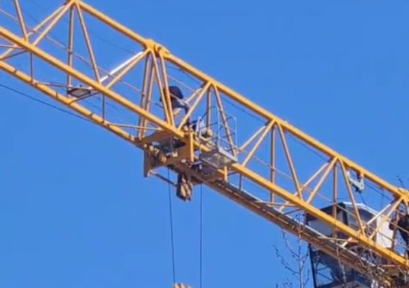 Yalova Valiliği İnşaatında Hareketli Dakikalar: Maaşını Alamayan İşçi Vinçte İntihar Girişiminde Bulunduğu İddia Edildi!