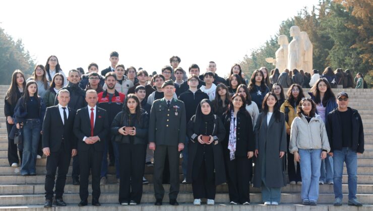 Yürüyen Köşk’ün Çınarından Alınan Emanet Anıtkabir’de Toprakla Buluştu