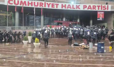 Polis Ekipleri CHP Genel Merkezi’ne Girdi: Bahçe Kapısı Yıkıldı, Biber Gazlı Müdahale Gerçekleşti
